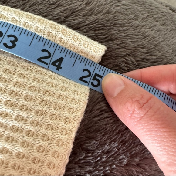 Symmetry Womens Scoop Neck
Waffle Knit Top Size 3X Beige Lace
Accent Long Sleeve - Picture 8 of 8